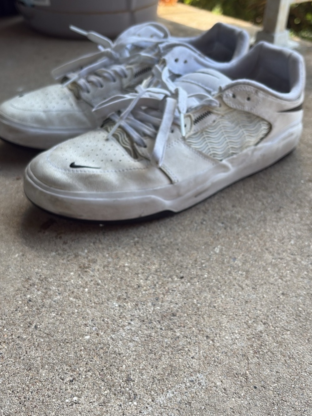 Nike Womens White Low-Top Sneakers with Black Swoosh